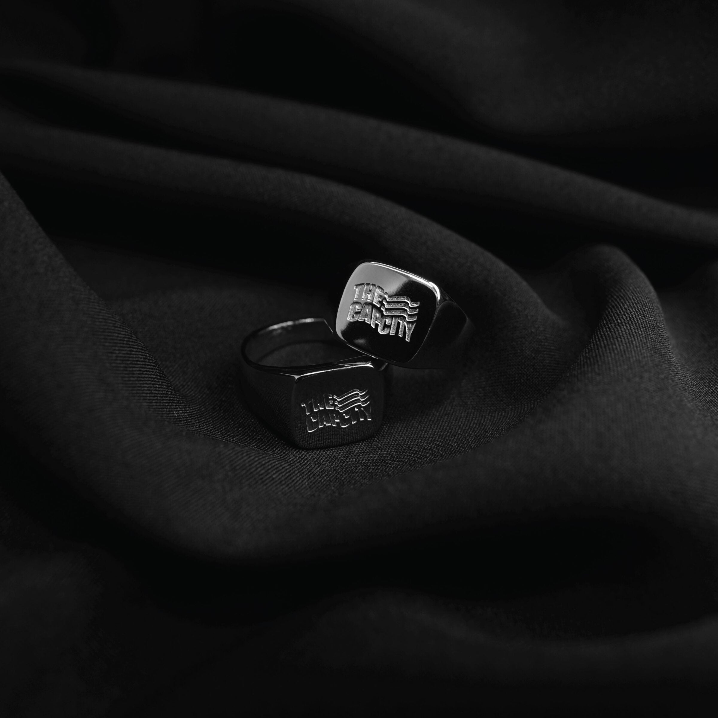 WAVING FLAG SIGNET STYLE RING