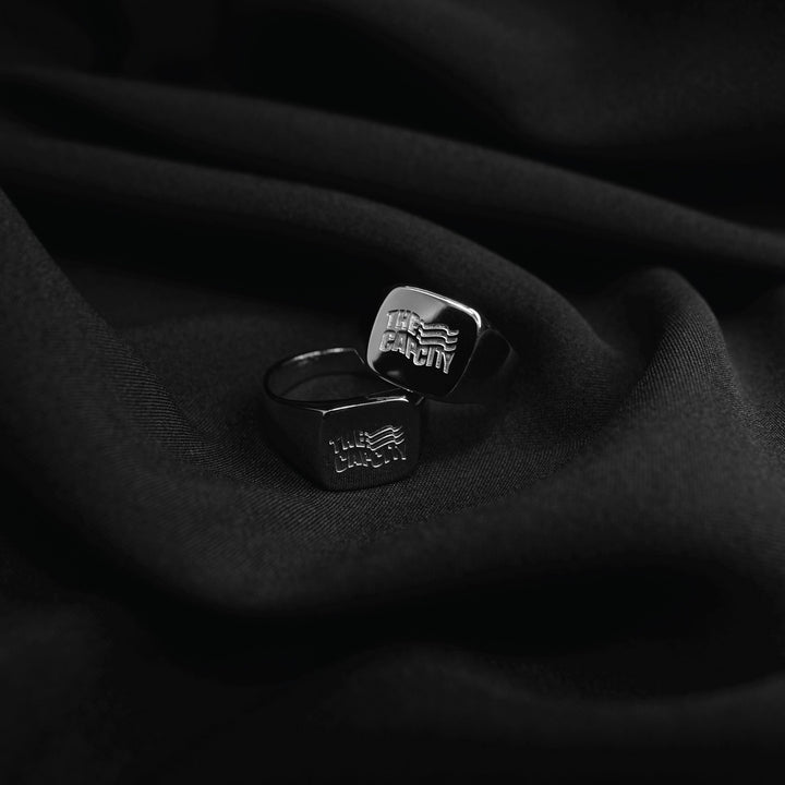 WAVING FLAG SIGNET STYLE RING