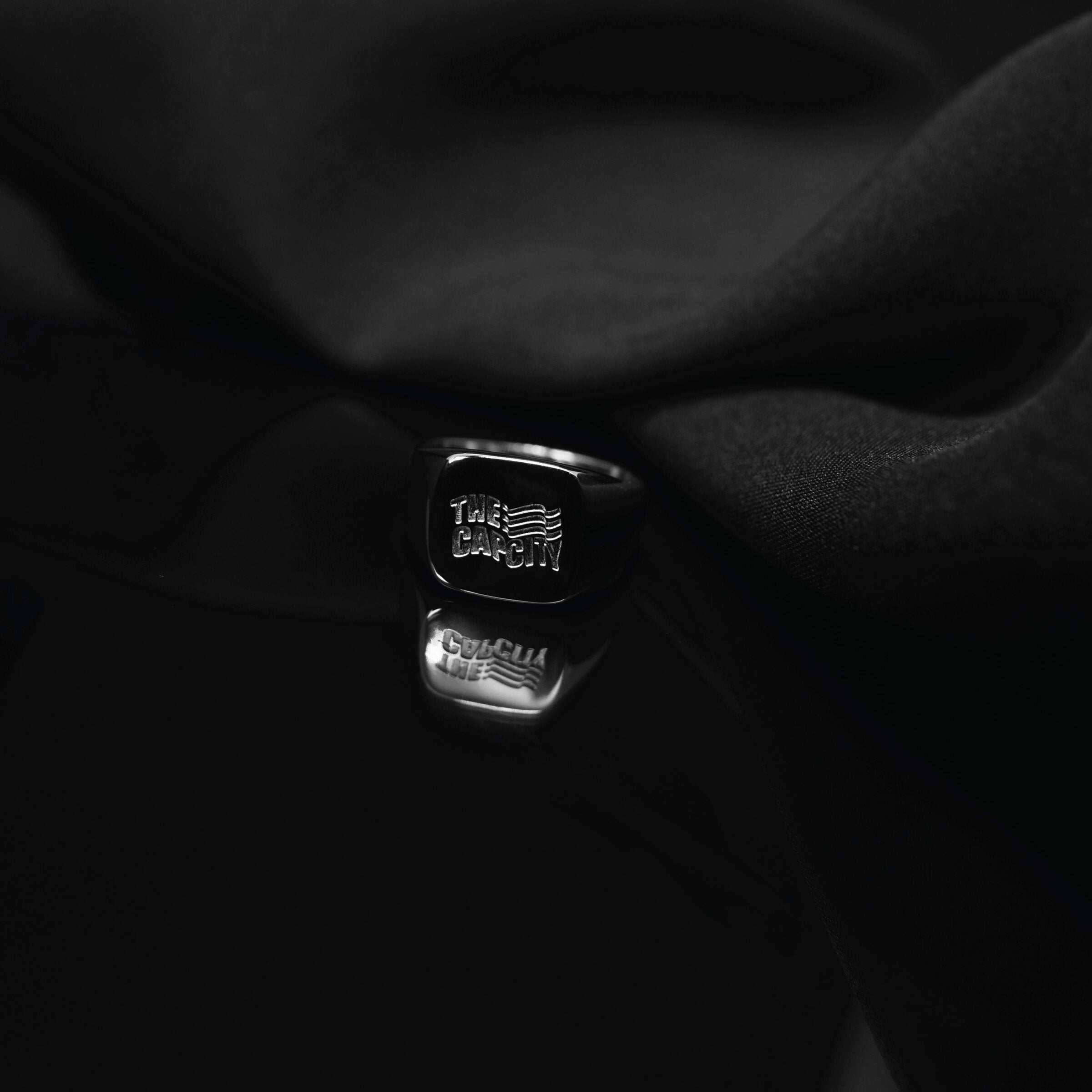 WAVING FLAG SIGNET STYLE RING