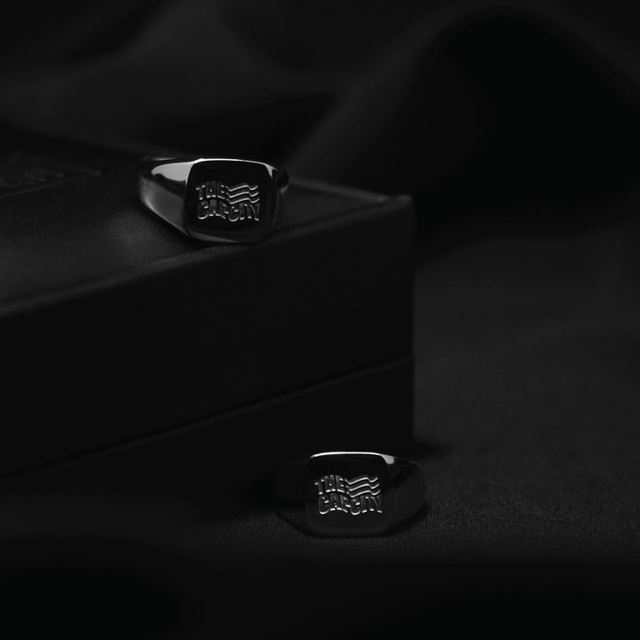 WAVING FLAG SIGNET STYLE RING