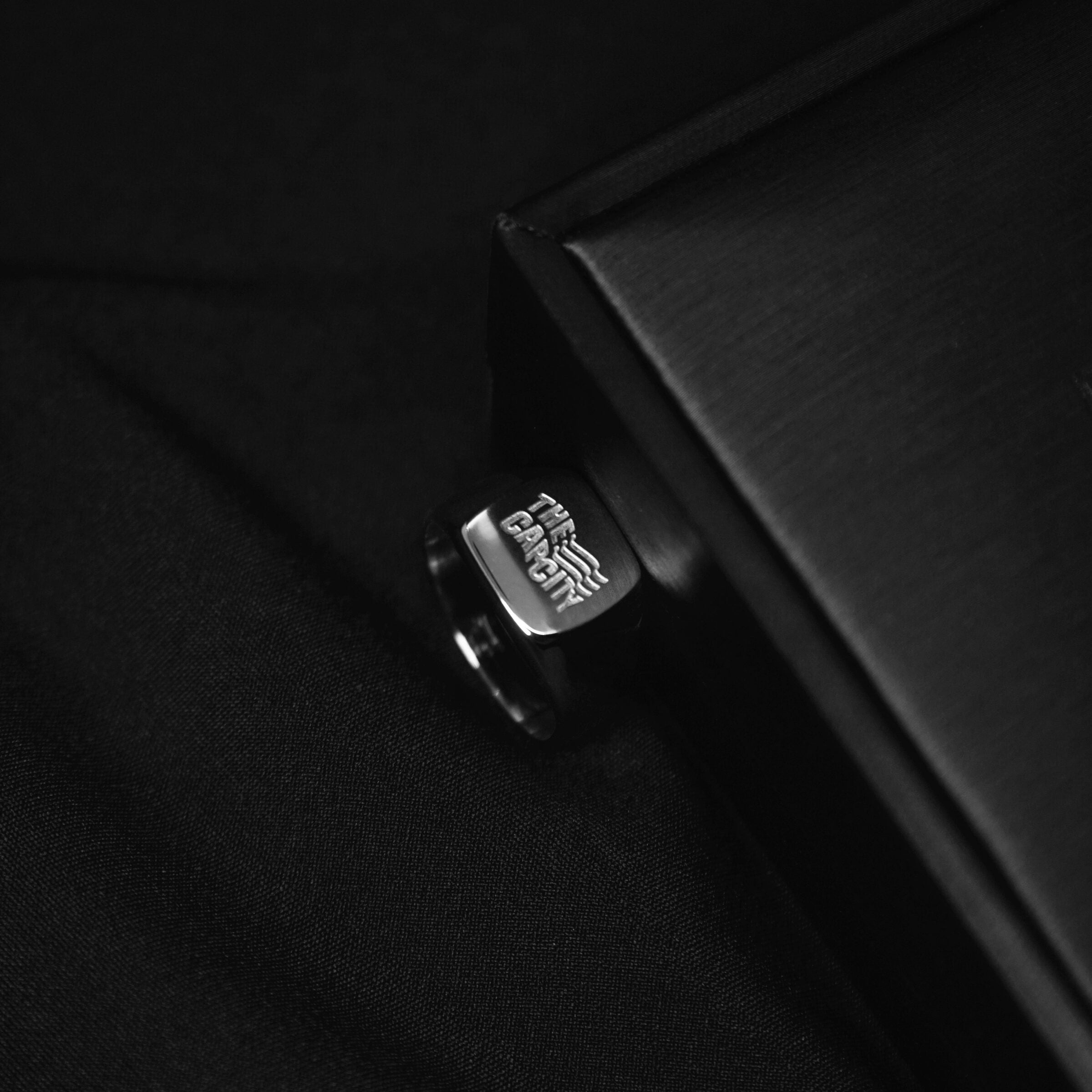 WAVING FLAG SIGNET STYLE RING